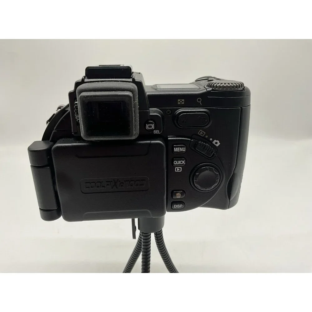 Nikon Coolpix 8700 8MP Digital Camera with 8x Optical Zoom (25515) With Charger